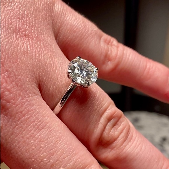 4 Carat Round Cut Moissanite Engagement Ring VVS1, Brand New - Picture 3 of 6